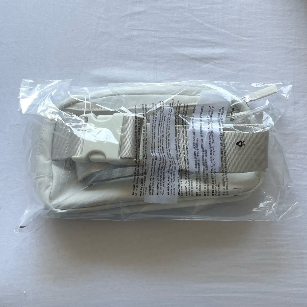 lululemon everywhere belt bag 🤍 - Picture 4 of 4